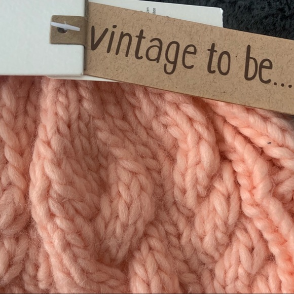 Women’s Classic Winter Knitted Beanie. - Picture 4 of 10